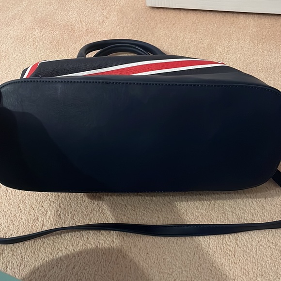 Very new worn once, I’m selling it because it doesn’t fit my laptop. - Picture 3 of 7